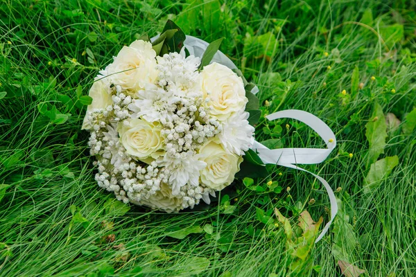 Красивый свадебный букет на зеленом фоне травы . — стоковое фото