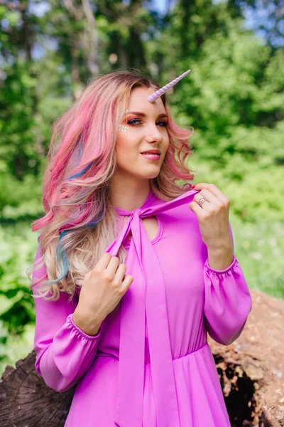 Menina fada unicórnio com cabelo rosa na floresta de verão — Fotografia de Stock