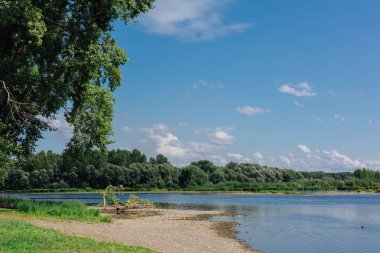 Nehir sahil plaj yaz günü ile