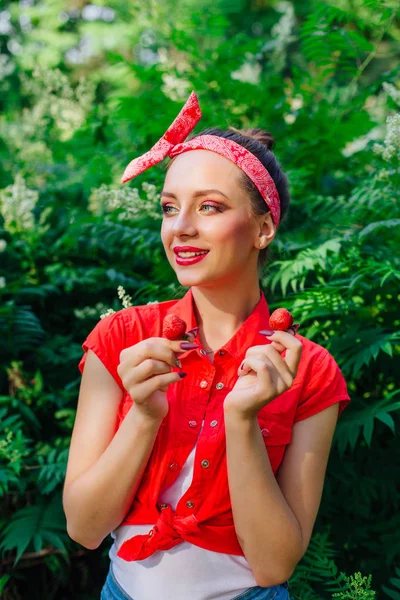 Vackra unga pin up tjej med ljusa make up och färska naturliga jordgubb. — Stockfoto
