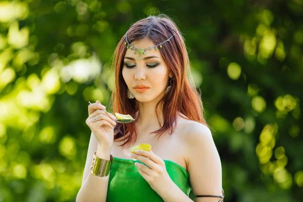 Bela jovem ásia mulher comer fresco kiwi — Fotografia de Stock