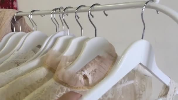 Womans witte kleur kleren in de winkel. Handen dicht. — Stockvideo