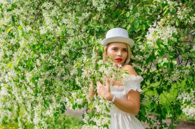 Beyaz silindir şapka enjoing bloomin elma ağacı çıtır seksi modern gelin.