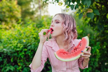 Karpuz zevk pembe saçlı güzel genç kadın