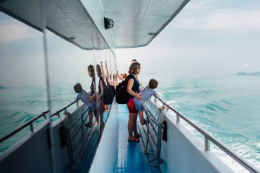 Surat Tayland, Tayland - 24 Ocak 2018: Koh Samui ve Koh Samui Adaları'na bir feribot seyahat turistler