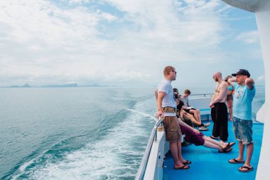 Surat Tayland, Tayland - 24 Ocak 2018: Koh Samui ve Koh Samui Adaları'na bir feribot seyahat turistler