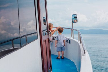 Surat Tayland, Tayland - 24 Ocak 2018: Koh Samui ve Koh Samui Adaları'na bir feribot seyahat turistler