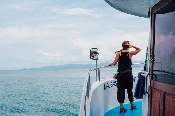 Surat thai, thailand - 24. Januar 2018: Touristen auf einer Fähre zu den Inseln Koh Samui und Koh Phangan — Stockfoto