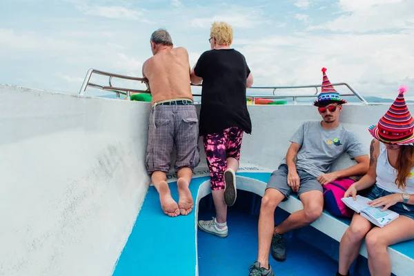 Surat Thai, Thailand - January 24, 2018: Tourists traveling on a ferry to the Koh Samui and Koh Phangan islands — Stock Photo, Image