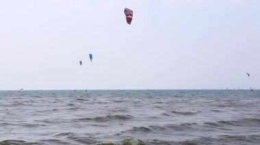 Rüzgarlı bir gün üzerinde eylem birçok kitesurfers