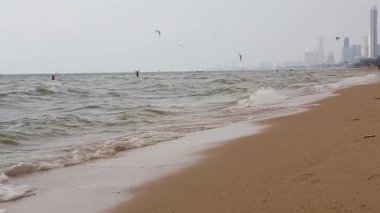 Rüzgarlı bir gün üzerinde eylem birçok kitesurfers