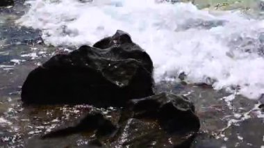 Kayalık kıyıya sıçrama ile çökmesi deniz dalgaları
