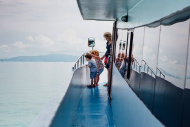 Surat Tayland, Tayland - 24 Ocak 2018: Koh Samui ve Koh Samui Adaları'na bir feribot seyahat turistler