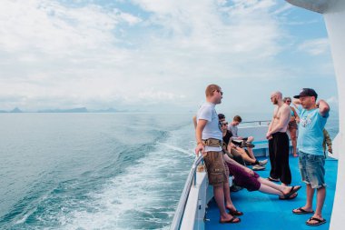 Surat Tayland, Tayland - 24 Ocak 2018: Koh Samui ve Koh Samui Adaları'na bir feribot seyahat turistler