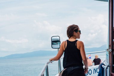 Surat Tayland, Tayland - 24 Ocak 2018: Koh Samui ve Koh Samui Adaları'na bir feribot seyahat turistler