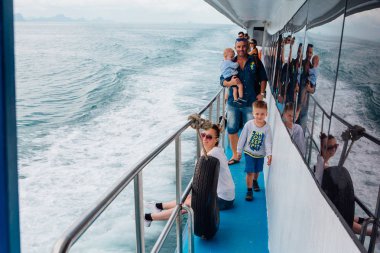 Surat Tayland, Tayland - 24 Ocak 2018: Koh Samui ve Koh Samui Adaları'na bir feribot seyahat turistler