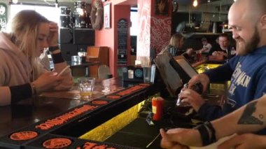 Sheregesh, Kemerovo Region, Rusya Federasyonu-05 Apil 2019: barmen cam içine koyu bira dökme.