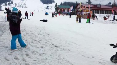 Sheregesh, Kemerovo Region, Rusya Federasyonu-05 Apil 2019: kayakçılar ve snowboardcular dağa biniyor