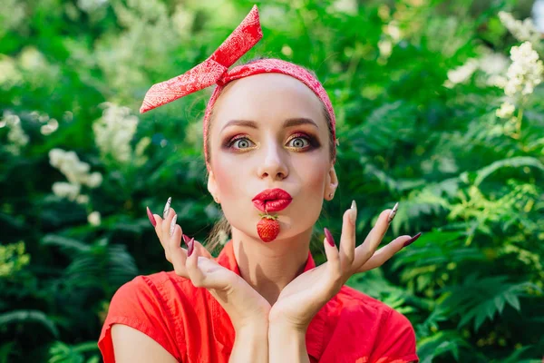 Hermosa joven pin up chica con brillante maquillaje y fresa natural fresca . — Foto de Stock