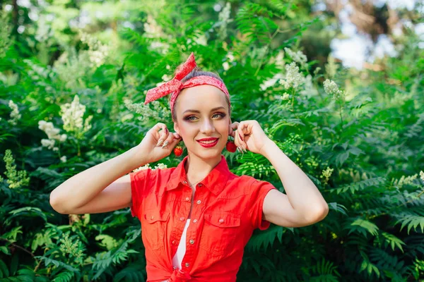 Schöne junge Pin-up-Mädchen mit hellem Make-up und frische natürliche Erdbeere. — Stockfoto