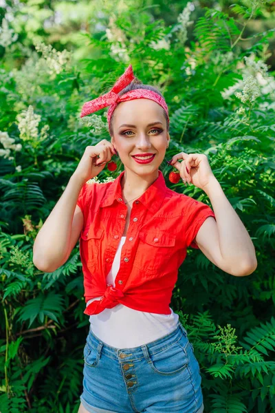 Schöne junge Pin-up-Mädchen mit hellem Make-up und frische natürliche Erdbeere. — Stockfoto