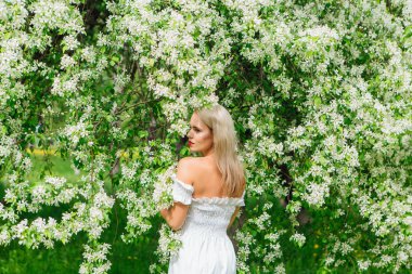 Seksi modern gelin elma ağacı çiçekleri açan enjoing.