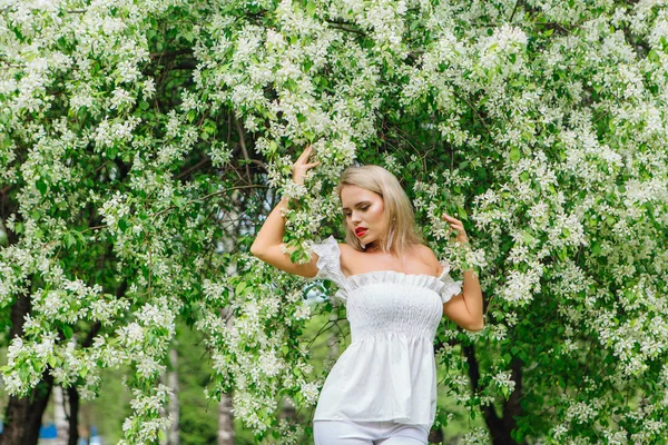 Σέξι μοντέρνα νύφη το άνθος της Μήλου άνθη δέντρο. — Φωτογραφία Αρχείου