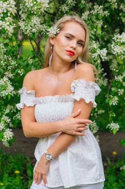 Seksi modern gelin elma ağacı çiçekleri açan enjoing.