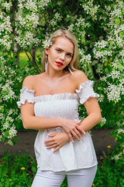 Seksi modern gelin elma ağacı çiçekleri açan enjoing.