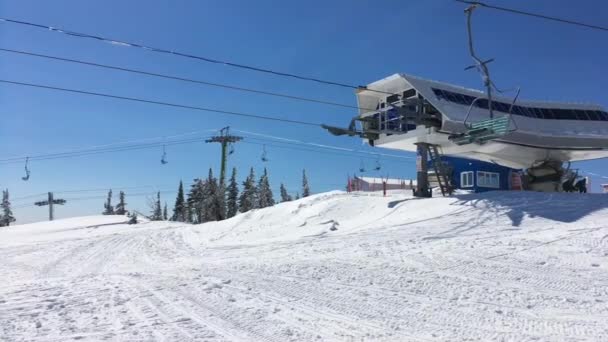 Estación de telesilla en la cima de la montaña en un soleado día de invierno — Vídeos de Stock