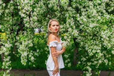 Seksi modern gelin elma ağacı çiçekleri açan enjoing.