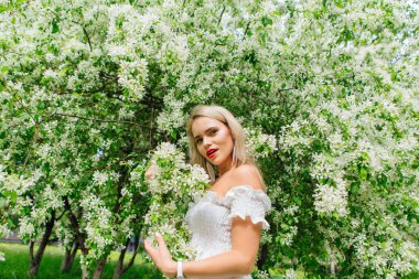Seksi modern gelin elma ağacı çiçekleri açan enjoing.