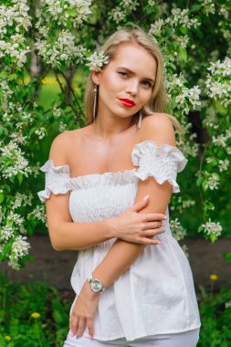 Seksi modern gelin elma ağacı çiçekleri açan enjoing.