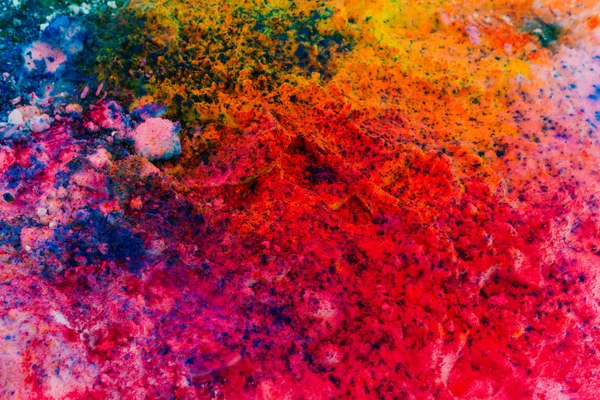 Achtergrond van kleurrijke Holi poeder op de sneeuw — Stockfoto