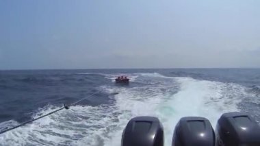 Gençler üzerinde su cazibe ile yaz tatilleri sırasında.