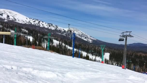 Station de téléski au sommet d'une montagne par une journée ensoleillée d'hiver — Video