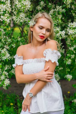 Seksi modern gelin elma ağacı çiçekleri açan enjoing.