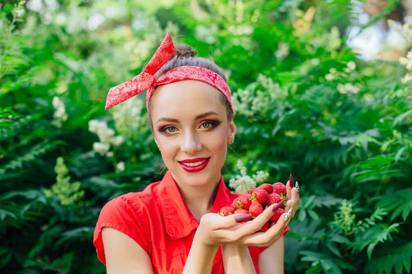 明るいメイクと新鮮な天然イチゴの女の子を美しい若いピン. — ストック写真