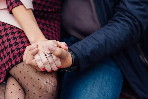 Hands of inloved couple holding each other. — Stock Photo, Image