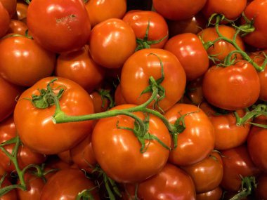 Markette Lezzetli Kırmızı Domatesler.