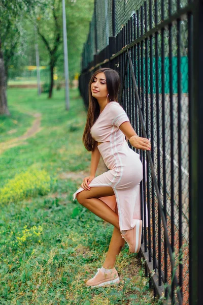 Retrato de uma menina swag de pé ao lado da cerca de ferro — Fotografia de Stock