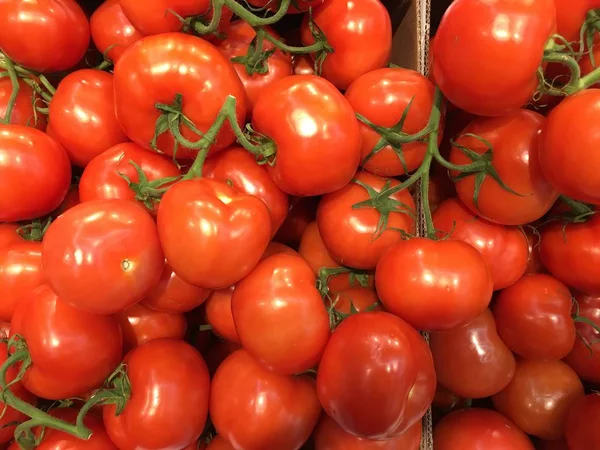 Markette Lezzetli Kırmızı Domatesler.