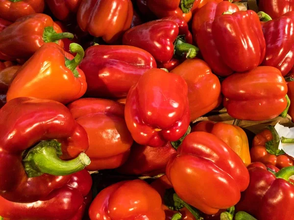 Červené papriky na trhu: uzavření celé fotografie — Stock fotografie