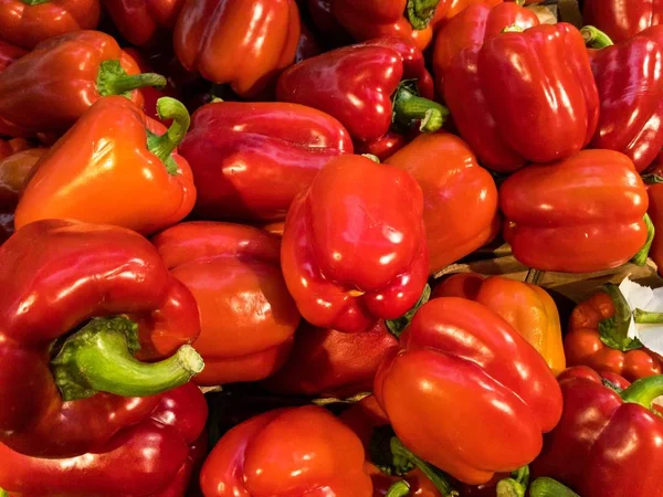 Pimientos rojos en el mercado: primer plano llenando toda la foto —  Fotos de Stock