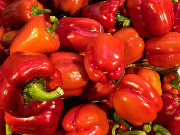 Pimientos rojos en el mercado: primer plano llenando toda la foto —  Fotos de Stock