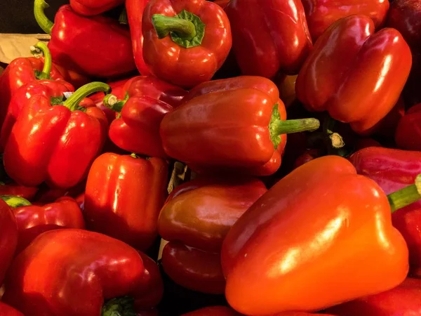 Pimientos rojos en el mercado: primer plano llenando toda la foto —  Fotos de Stock