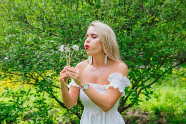 Beyaz blowball üfleme güzel sarışın kadın