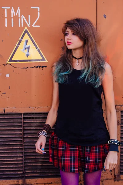 Ung vacker flicka med färgglad makeup i svart t-shirt — Stockfoto