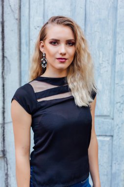 Sarı saçları ve parlak makyaj ile çekici Bayan