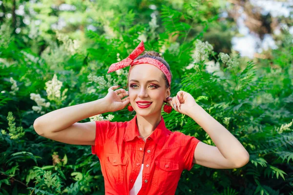 Schöne junge Pin-up-Mädchen mit hellem Make-up und frische natürliche Erdbeere. — Stockfoto